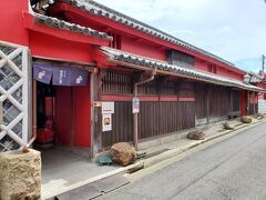 近くに醤油屋があるというので行ってみます。
かめびし屋
江戸時代から続く醤油醸造元で、店舗や醤油蔵など18棟の建物が国の登録有形文化財に登録されているという歴史ある老舗でございます。
日本で唯一、ワラで編んだむしろで麹を作る「むしろ麹」という伝統製法で作っている蔵だそうです。