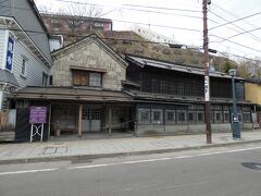 明治40年（1907）建築の木造2階建て店舗用建造物。小樽市歴史的建造物第33号で、小間物雑貨卸の久保商店の店舗でした。木造の歴史的建造物は珍しいですね。現在は喫茶店として再利用されています。なかなか良いムードですね。