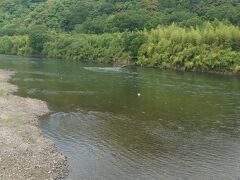 やって来ました四万十川！　山と川の、緑色の世界です。
聞こえるのはウグイスの鳴き声のみ・・・
橋の上に立つと、静寂が身に沁みます・・・

