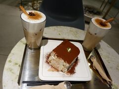 19:00ごろカロスキル到着。
カロスキル散策中に見つけた「Cafe mula」で休憩。
おしゃれできれいなカフェでした。