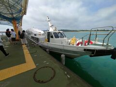 台風2号も通過して、快適な船旅（約30分程）で小浜島に着きました。
小浜島は人口700人程の島で、島内には高校やコンビニはないとのことです。