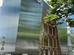 東京・表参道「FENDI」

2023年2月11日に移転オープンした「パラッツォ フェンディ 表参道」
の外観の写真。

表参道の写真を差し込みます。
ホームコレクション「フェンディ カーサ」を見に来ました。

山田涼介くんと橋本環奈ちゃん主演のドラマ「王様に捧ぐ薬指」でも
登場しましたね。