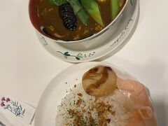 アスパラガスが旬。骨付きの鶏肉がドーンとあり。揚げた茄子、パプリカ、かぼちゃなどなど
ご飯の上にはフライドオニオン、芋もち、えびせん
アスパラガスこんな大きいの見た事ないわ。まじで美味しかった。
カレーはかなり辛め？薬膳カレーって書いてあった。
隣席の女性が「辛い辛い」って食べてたから、食べるの怖った、、、辛い食べ物は、辛さが後からやってきます。
一口二口うまい美味い、辛く無いじゃん大丈夫大丈夫と食べ進めると、、、段々辛い辛いに変わり、お腹いっぱいになり、、、夫に「よろしく」と言う。
夫が大食いで助かった。
私には辛かった。量も多かった。
この旅行の為に5キロ減になってたから、胃も小さくなったのか？この先大丈夫かなぁ？
クーポン使えないお店だった。

この後Hotelにて、コーヒーゴリゴリして飲みました。大浴場も快適。
さあさぁ10日間の旅の始まりですよ。

その2につづく