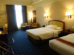 今回泊った「SARROSA international hotel」です。
部屋のカテゴリーで造りがけっこう違います。
ここはWとSのベッドが2台の広めの部屋で、バスタブがあるのがいいです。

25周年だそうで、さすがに老朽化は否めないですね・・
ジムがあるんで軽く汗を流しています。
