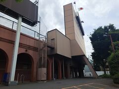 明治神宮野球場の横を歩きます