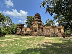 この旅最初の訪問地は、9世紀初頭に建てられた小さなヒンズー教寺院
「プラサット・クラヴァン 」

うまく写真は撮れませんでしたが御堂の中に美しいレンガ彫刻の神様が祀られてましたよ。

過去2回は、現地ガイドによる観光付きのパッケージだったので、アンコールの大回り、小回り、クバルスピアンにロリュオスなどは制覇済み。
今回は行きたいとこだけまわります。