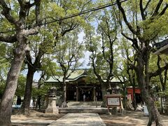 高津宮（こうづぐう）という神社へ　仁徳天皇の皇居であった難波高津宮の地にちなみ築かれて仁徳天皇を主祭神とし祖母にあたる神功皇后も祀っています
実際の難波高津宮の所在地は不明で大阪城あたりとの説がありこの神社も大阪城近くにあったものが築城のために遷座された