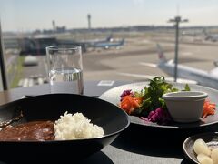 旅の始まりはいつもサクララウンジでカレー
テーブルのQRコードを読み込んで注文するスタイルになっています
苦手な人はカウンターで並べば注文できます