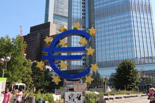 フランクフルトに到着<br />ユーロの大きなシンボルが！