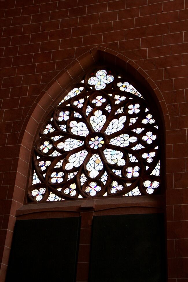 ステンドグラスが綺麗だった。写真に撮ると、色が抜けてしまう・・。