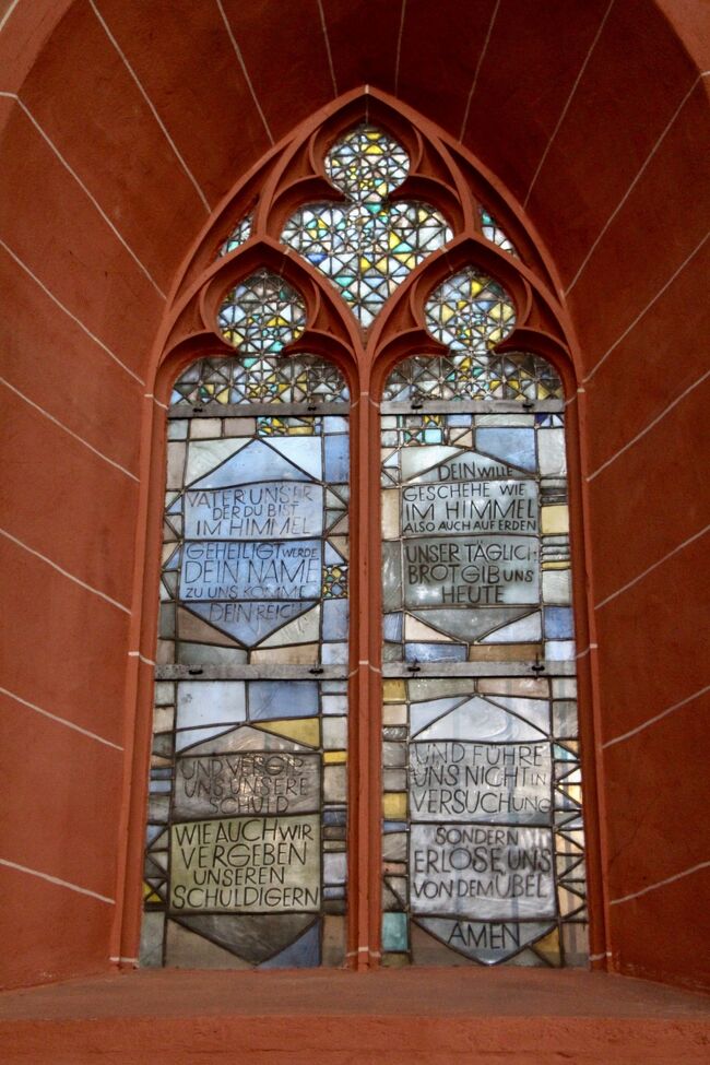 裏から撮ったステンドグラス。文字が書いてあるのは珍しくないか？