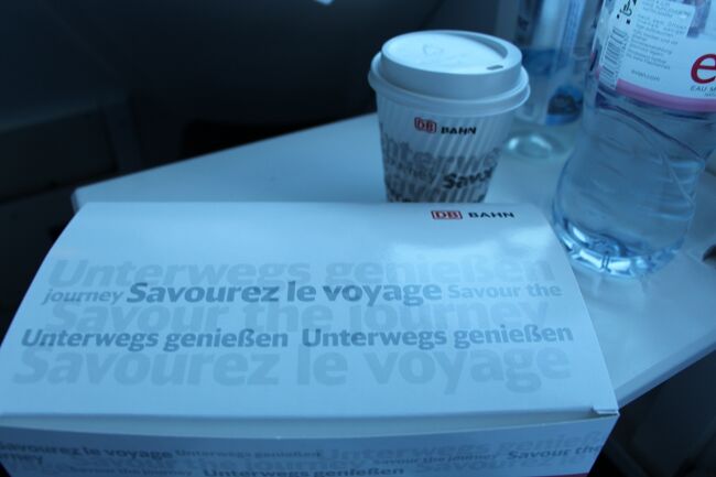 寝台車での食事<br />