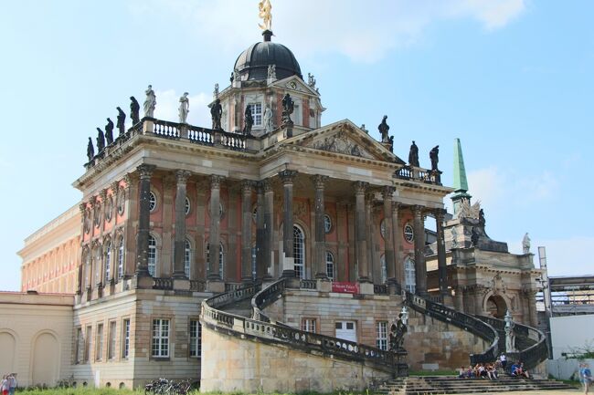 ルームメイトのAlex（ドイツ人）が通っていたボツダム大学が素敵だったと言っていたので、観光に出かける。え、これが校舎？すごすぎる。夏だったので学生はおらず、観光客がぽつぽついた。この大学、キャンパスがとてつもなく広くて移動だけでも大変そう。入り口からこの辺りに辿り着くまでに結構時間がかかり大変だった。