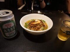前回台湾へ行ったときに食べ損ねた担仔麺を食べに、地下鉄に乗って度小月というお店へ。
ビールはもちろん台湾ビール！