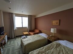 本日のお宿は三井観光ホテル、礼文にある設備が整った３つのホテル（ホテル礼文・花れぶん・三井観光ホテル）のうち海側の部屋が一番安かったのでここにしました。それでも1泊2食付きで5万円以上しました。なので北海道へのふるさと納税を利用しました。