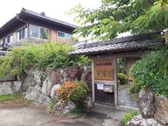先ずはランチを頂きに韓国料理「景福宮」さんへ。
田園地帯の住宅地みたいな所にあります。
古民家を改装していて素敵なアプローチです。