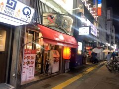 "徳島ラーメン　麺王" 駅の表玄関、ロータリーから程近く、店内は多くのお客で賑わっています。