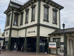 クラシカルな佇まいの道後温泉駅。
その中はなんと１階、２階ともスターバックスコーヒー道後温泉駅舎店でした。