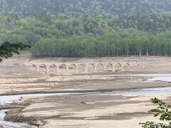 士幌線タウシュベツ川橋梁跡を遠目から見ます。

ダムの水位によって湖底に沈むので幻の橋と言われているみたいです。

近くに行くにはツアーに参加したり、事前に予約してゲートの鍵を借りないといけないらしいです。