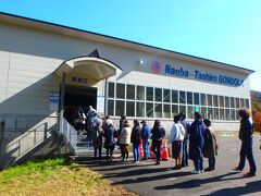 苗場・田代ゴンドラ前。毎年、苗場プリンスホテルのテーマソングをお願いされていた松任谷由実さんが「ドラゴンの背みたい」と言ったことから通称「ドラゴンドラ」となっているようです。