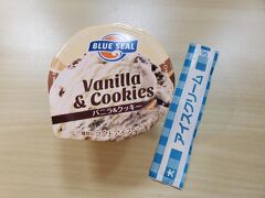 ファミリーマート行った時にＢｌｕｅＳｅａｌアイスも購入してきました。ヴァニラクッキーです。
お店で売っているのに比べると種類は少ないですが、３種類くらい味がありましたし良かったです。
ごく普通のアイスと言えばそれまでですが、沖縄来ているって感じがしますね。

沖縄に来た一番の目的はアメリカフェストでした。思ったより暑くて大変な一日でしたがＥ－３が見れたり、ＫＣ－１３５の中に入れたりと大満足な一日でした。