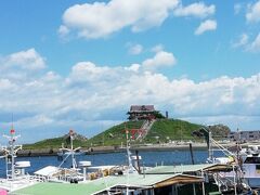 鮫駅から歩くこと15分くらい。蕪島に着きました。
天気が不安でしたが、青空が広がっていい感じの風景です。