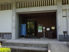 ２代目青山文庫
青山は、先述の田中光顕の雅号。大量の書籍を寄贈した故の名称です。鉄筋コンクリート造りで、現在は幕末の土佐の3大スター(竜馬/中岡/武市)にまつわる史料が展示されています。