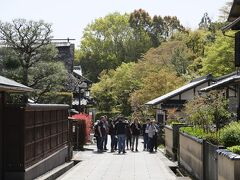 さっき見えた人だかり、この方たちも欧米系の外国人でした。日本人ガイドが案内しています。
ホテルでも日本人ガイドが外国人に説明をしていましたが、最近こういうガイドさん、多いのでしょうか。