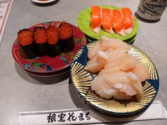 私のママ友オススメの「根室花まる」でお昼ごはん。北海道の回転寿司ってなんでこんなレベルが高いんでしょう。