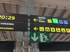 5/14、22時過ぎ、バルセロナ・エル・プラット空港ターミナル２に到着しました。
シェンゲン圏内なので、入国手続きはありません。
郊外列車Renfeで市内に移動します。案内に従って駅へ。