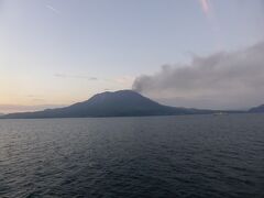 海上からの桜島。
垂水港には20時前に到着。バスは宿前では降りられないので、港からタクシーに乗りました。
宿近くのコンビニで夕食とビールを購入し。本日の行程は終了です。