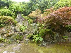 武家屋敷が公開されていたので拝見しました。
和風の庭園ですがサンゴ由来の石灰岩が使われたりしています。