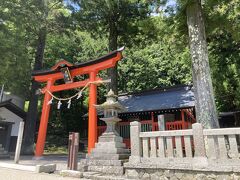 まずは、宿場町の西端にある鎮（しずめ）神社にお詣り。
秋の祭りに使われる山車が納められた蔵も境内に建っています。