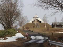 北西の丘展望公園の、辺りへ・・
以前～三角屋根の隣に、駐車場があったように記憶しています。