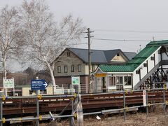 一旦車に乗り、美瑛駅の近くのコンビニへ・・
他の皆が飲み物など購入している間に、駅舎ウォッチングしてみました。