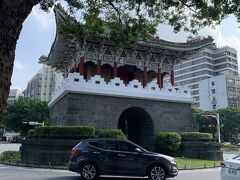 交差点の真ん中に残されているのは、
台北府城 小南門 (重熙門)。
かつてあった台北城の門のひとつ。