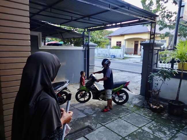 宿の人にワンシイ港より南のヌマナ(Numana)港に送ってもらいます。<br />30k(300円)。