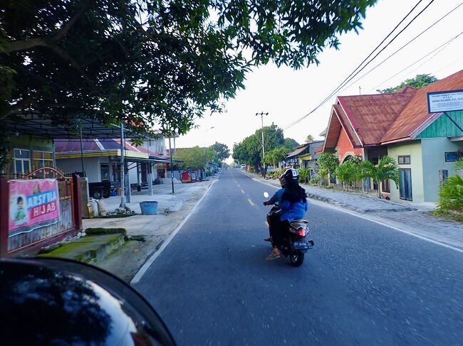 バイクはワンギワンギの南に走ります。