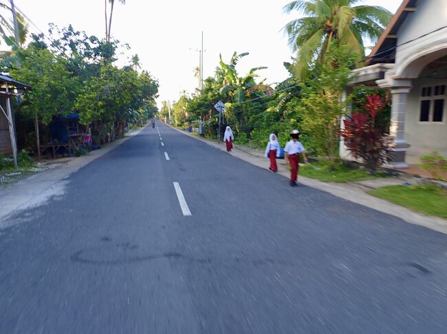 朝、通学途中の小学生。