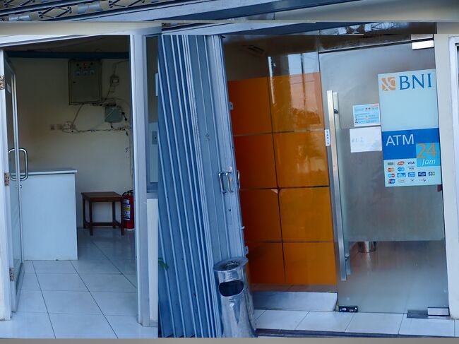 離島に行くのでATMでお金を補充します。<br />2000k(19534円)。