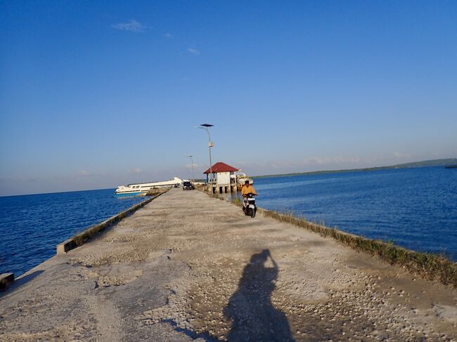 6:46<br />ヌマナ港着。<br />小さな桟橋に船が停まっています。