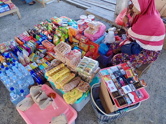 桟橋の屋台でナシブンクスとコーヒーを買います。<br />20k(200円)。<br />(掲載許可承諾済)