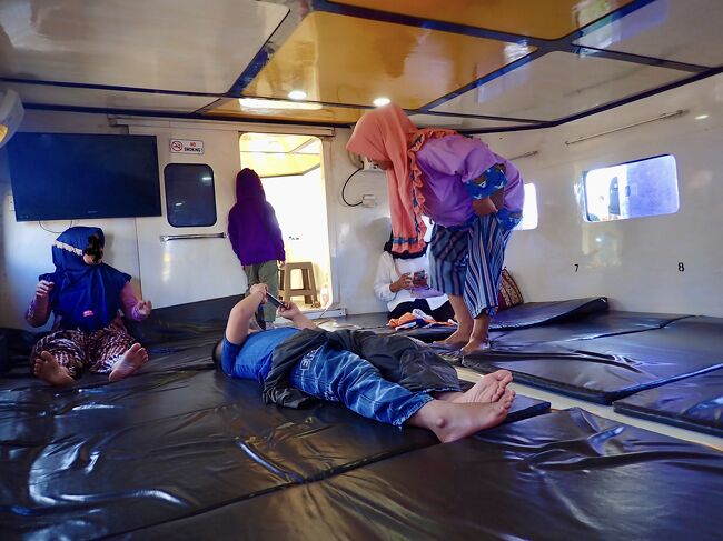 船内は、こんな感じでマットが敷いてありました。