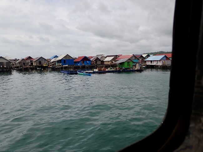 海の上に達つ家々は、<br />東南アジアを流浪するバジョの村の家だそうです。
