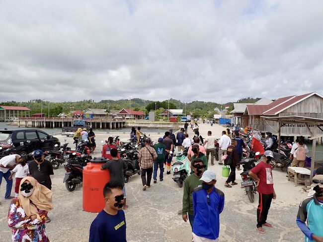 9:50<br />ケレドゥパ島に到着。<br />小さな島の小さな村の様です。