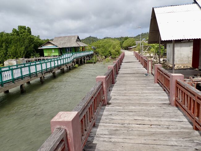 海の上の桟橋を歩いて、<br />今日の宿を探します。