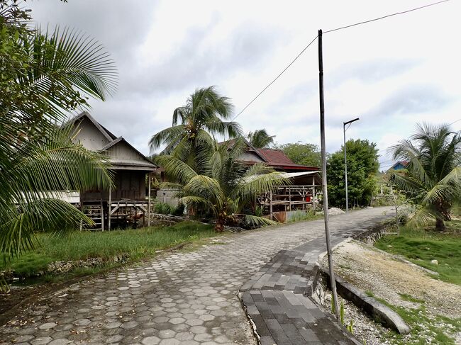 ケレドゥパ島のあるワカトビ国立公園は結構有名なダイビングスポットですが、<br />ダイビングショップや旅行代理店が見つかりません。
