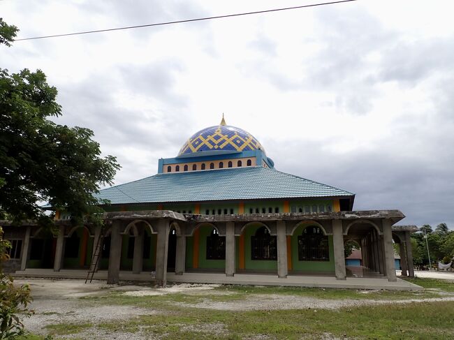 ケレドゥパ島は小さな島ですが、やっぱり大きなモスクが建っていました。<br />