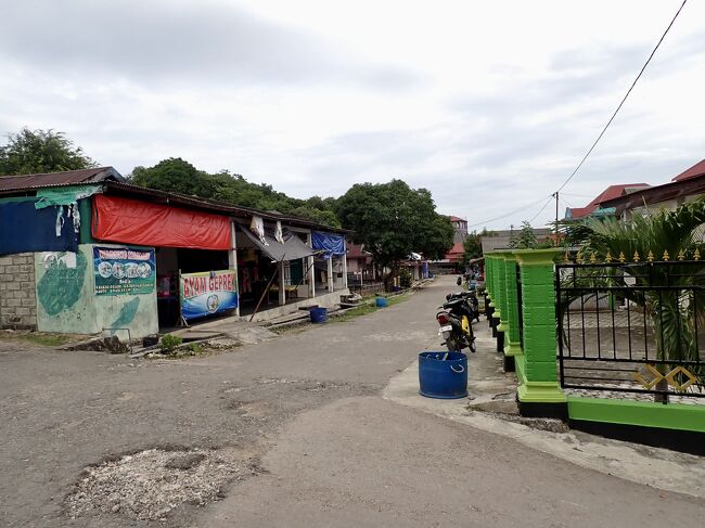 この島のメインストリートの商店で、ジュースを買います。