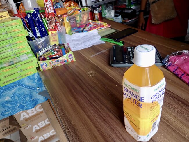 C1000の様なオレンジジュースには”オレンジウォーター”とカタカナで書かれていました。<br />1本、8k(80円)。